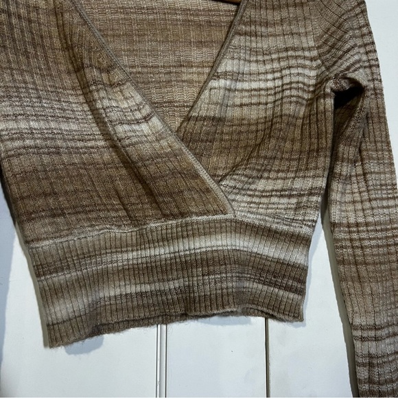 American Eagle V-Neck Sweater Cropped Tan White Size Small - Picture 3 of 4